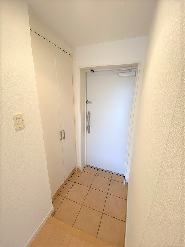 玄関　玄関には靴箱完備！