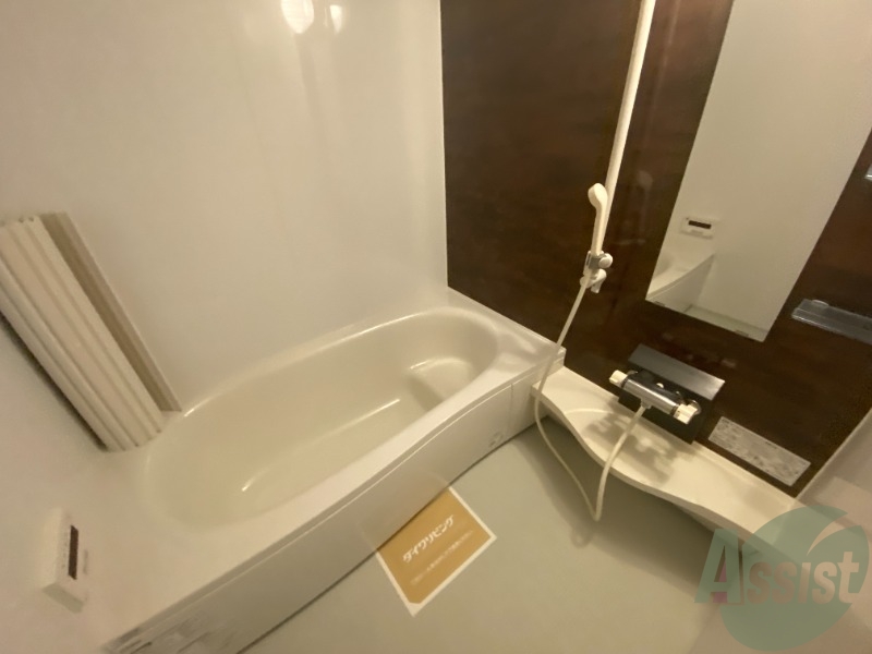 バス・シャワールーム　バスルームはゆったり浸かれる広さがあります。