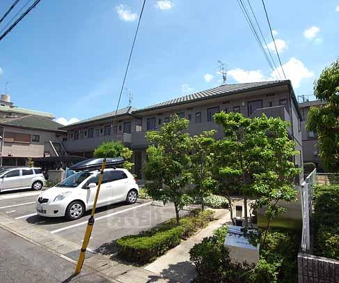 建物外観　緑があって良い感じ