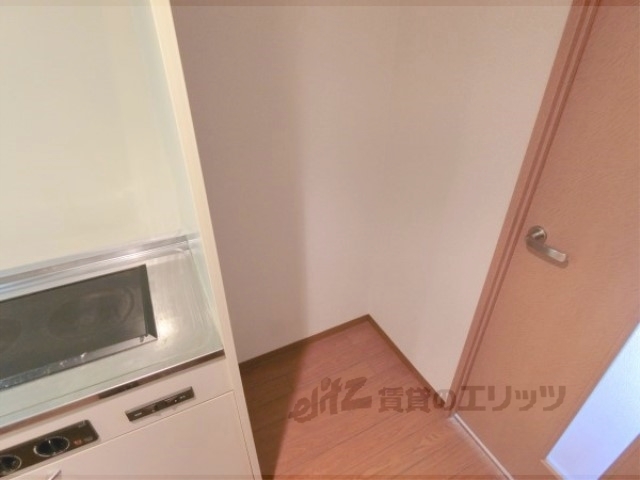 その他部屋・スペース　キッチン横に冷蔵庫が置けます。