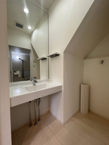 洗面設備　独立洗面台、朝の身支度には欠かせません