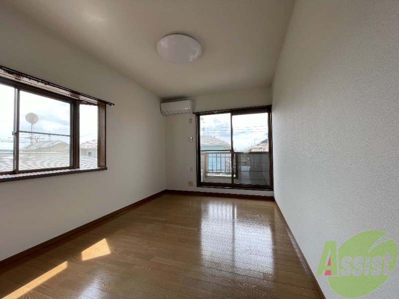 居室・リビング　７帖のリビングは大きな窓のおかげでよく陽が差します