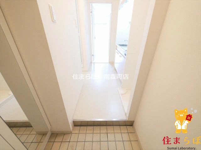 玄関　「気になったら、LINEで気軽に相談できますよ。」