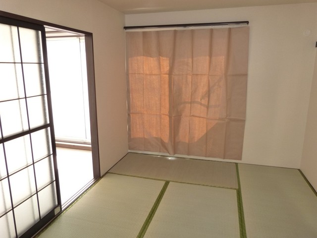 その他　【和室】南側和室です。＊参考画像