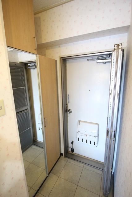 玄関　しっかりシューズボックスも完備