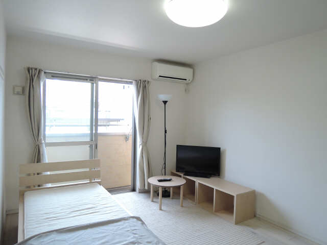 居室・リビング　家具は残置物（撤去済みの場合有り・現況優先）