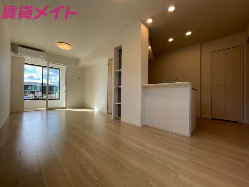 居室・リビング　反転タイプ参考写真