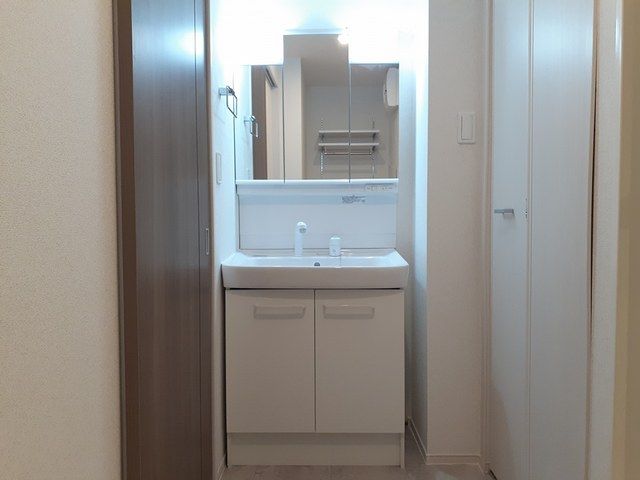 洗面設備　明るい洗面所です