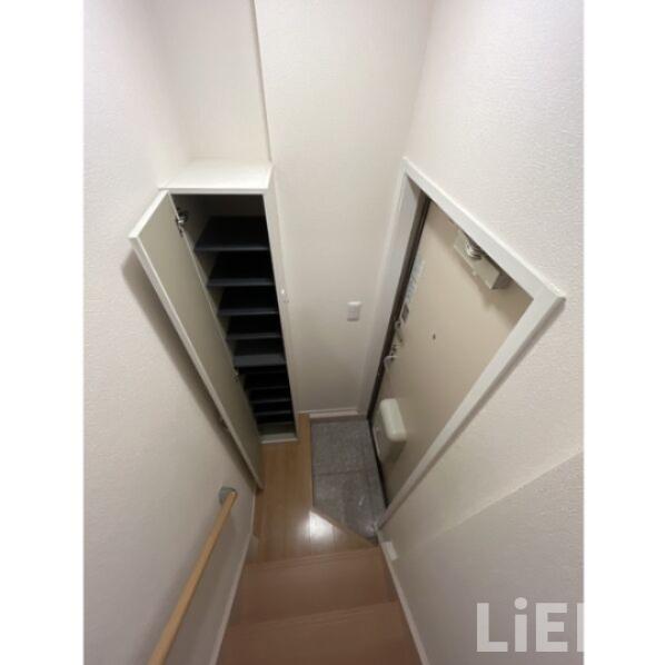 玄関　同シリーズ物件のモデルルームになります※現況優先