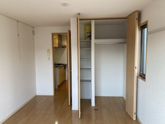 居室・リビング　こちら別部屋のお写真となります