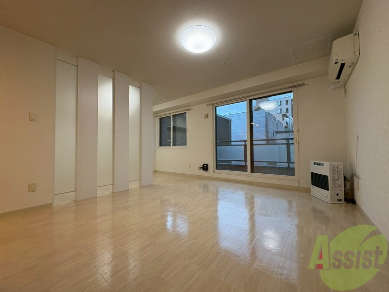 居室・リビング　リビングは白を基調としていて明るい印象ですね！