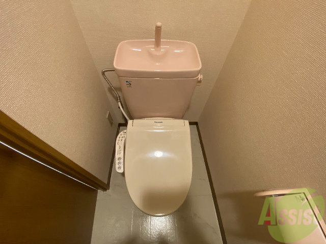 トイレ　温水洗浄付きの便座です。便利で使い勝手がいいですね。