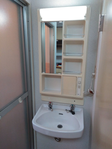 洗面設備　独立洗面台、小物を置くことができて便利です