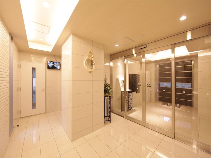 エントランス　エントランス　オートロック　宅配ＢＯＸ　防犯カメラ