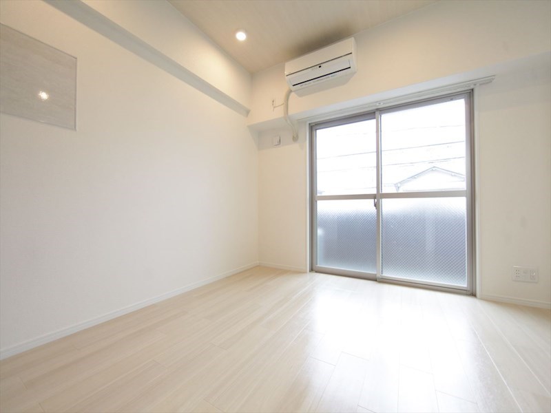 バルコニー　洋室8.6帖　エアコン完備　バルコニー