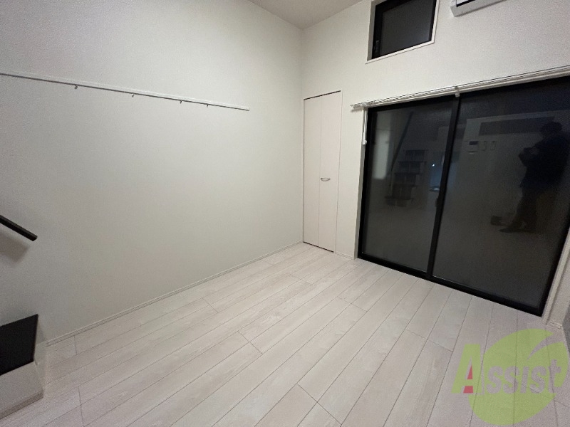 居室・リビング　５．９帖のリビングを撮影しました。天井が高く開放的です。