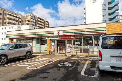 コンビニ　セブンイレブン札幌北2条東8丁目店（コンビニ）まで857m