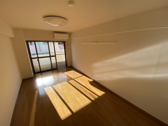 居室・リビング　日が差し込む明るいお部屋ですね。