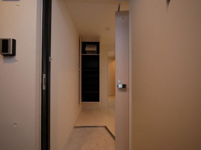 玄関　同物件・別部屋の写真です
