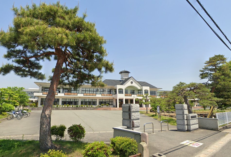 小学校　中部小学校（小学校）まで1400m
