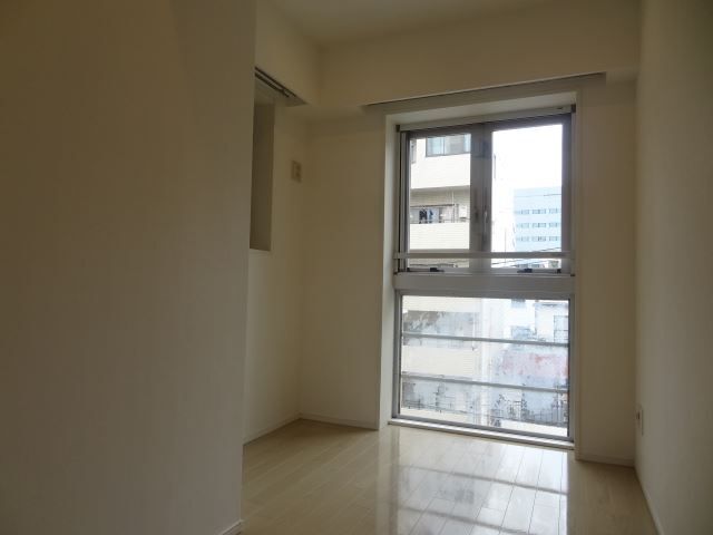 居室・リビング　白を基調としたお部屋です。