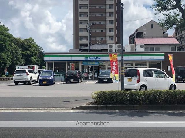 コンビニ　ファミリーマート（コンビニ）まで577m