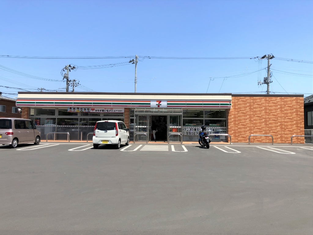 コンビニ　セブンイレブン 八戸南類家4丁目店（コンビニ）まで332m