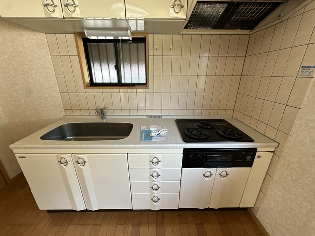 キッチン　※補修前の参考画像の為、設備等は現況優先。