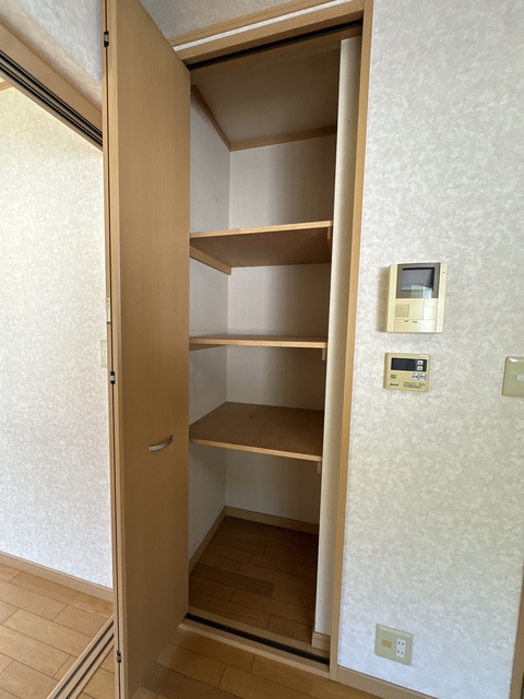 収納　※補修前の参考画像の為、設備等は現況優先。