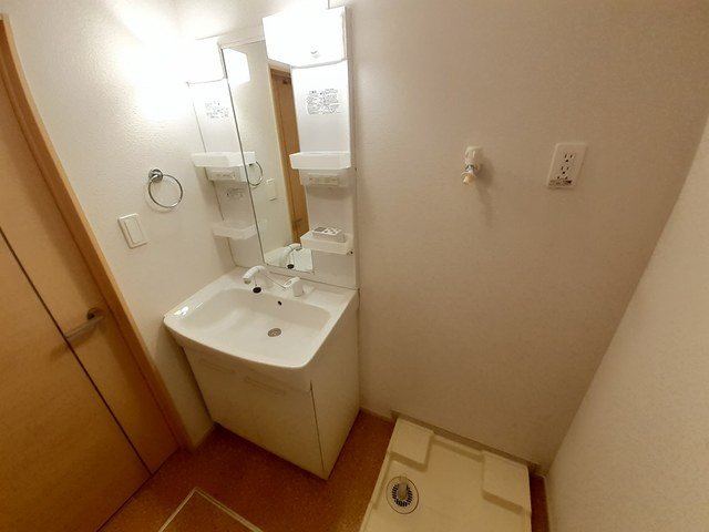 洗面設備　明るい洗面所です