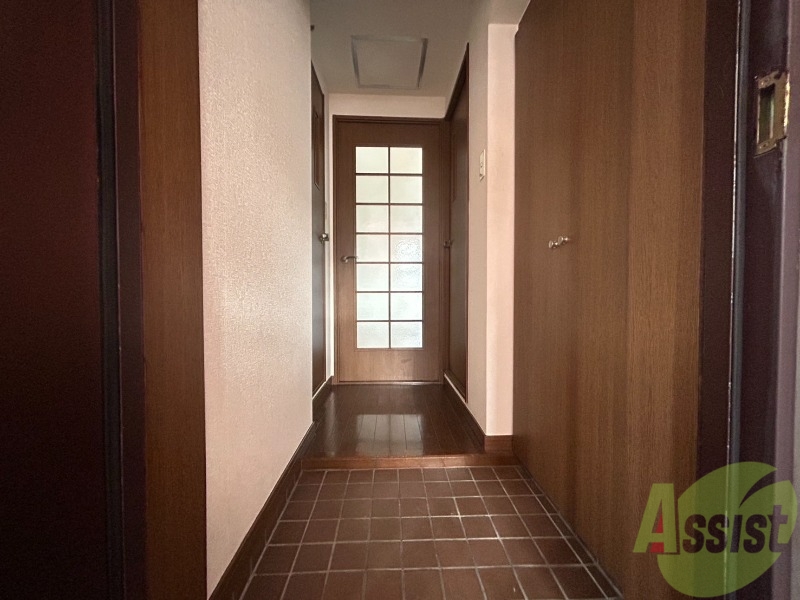 玄関　玄関からの様子です。すぐ部屋が見えないのは安心ですね。