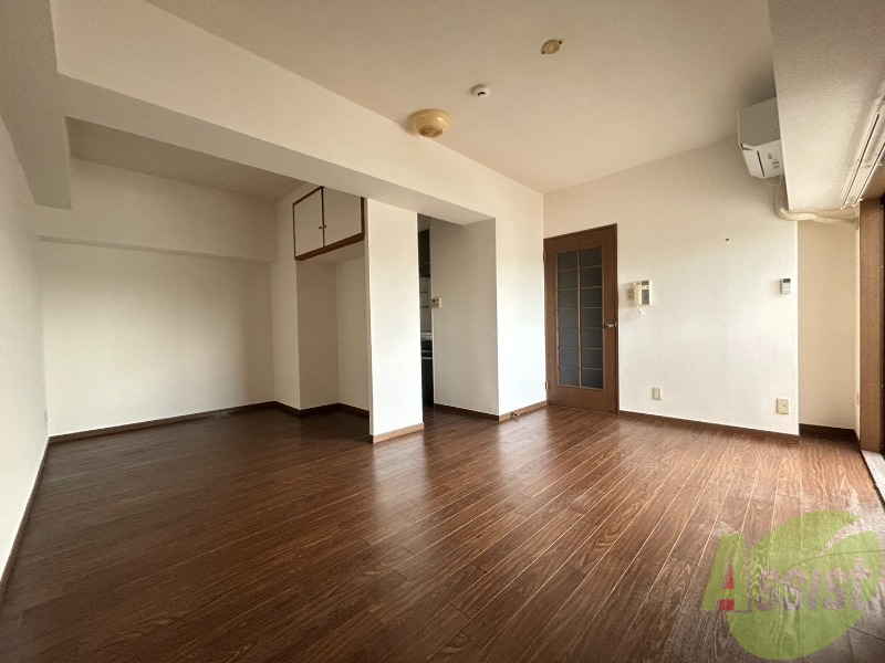 居室・リビング　１４帖の洋室です。生活のメインとなる部屋ですね。