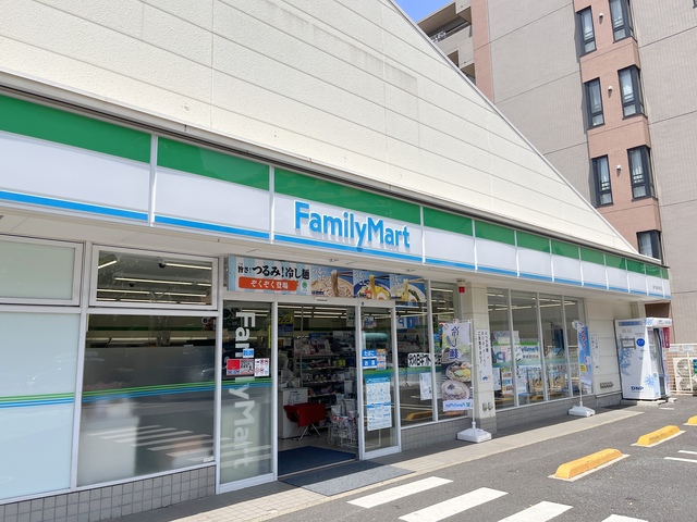 コンビニ　ファミリーマート（コンビニ）まで326m