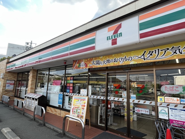 コンビニ　セブンイレブン（コンビニ）まで561m