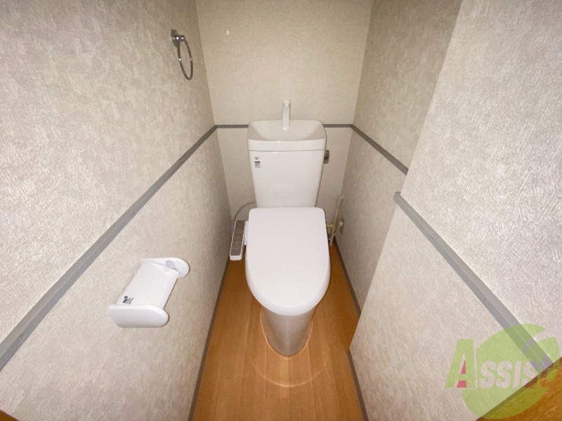 トイレ　こちらはトイレになります。ウォシュレットも付いていますね。