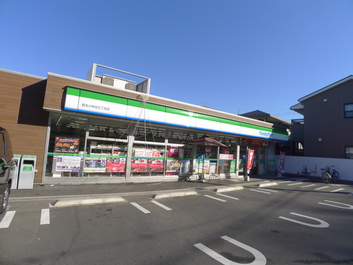 コンビニ　ファミリーマート（コンビニ）まで130m