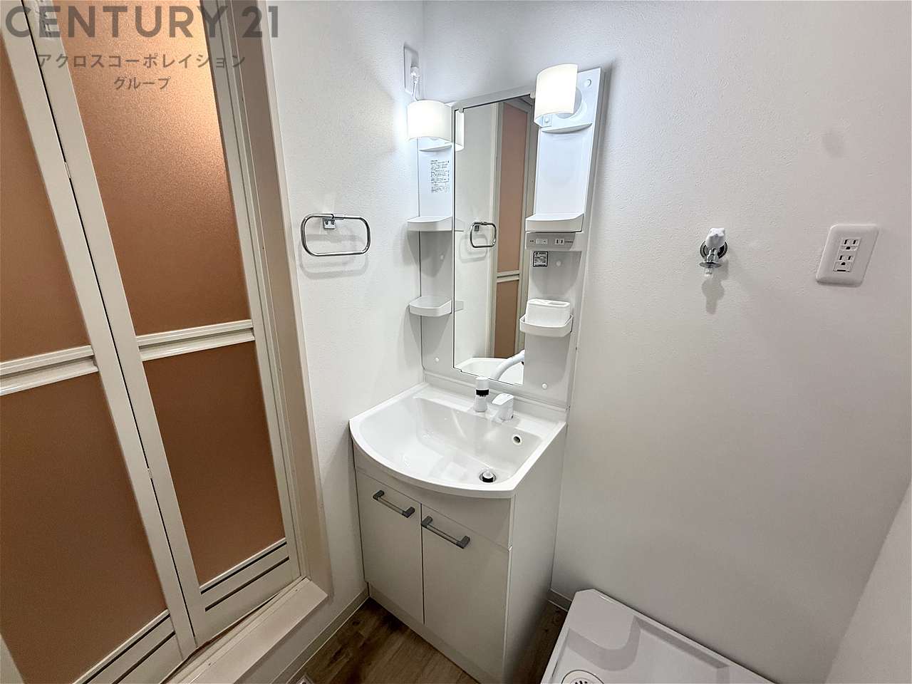 洗面設備　洗面所内に室内洗濯機置き場がついてます！