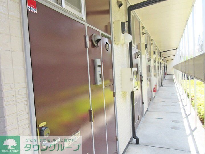 エントランス　設備・仕様は号室により異なる為、現況を優先致します。