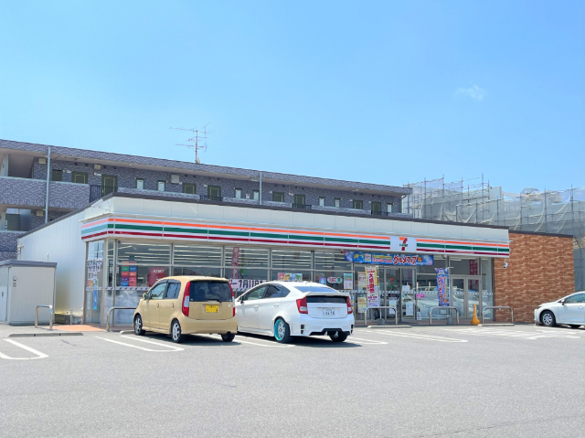 コンビニ　セブンイレブン鈴鹿磯山３丁目店（コンビニ）まで575m