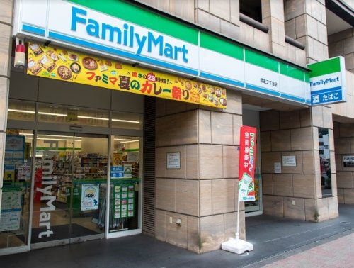 コンビニ　ファミリーマート 銀座三丁目店（コンビニ）まで153m