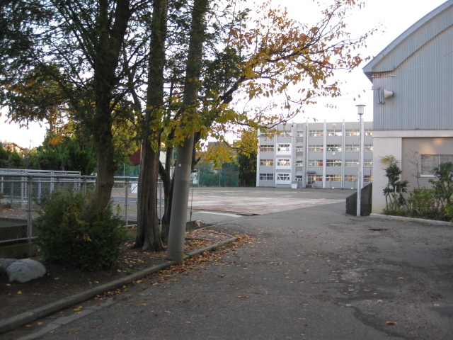 小学校　上越市立東本町小学校（小学校）まで950m