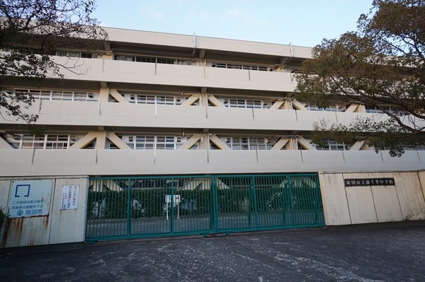 中学校　吹田市立南千里中学校（中学校）まで927m