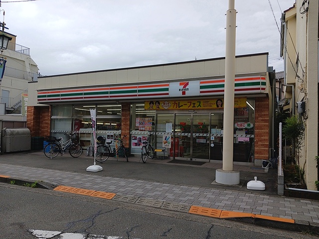 コンビニ　セブンイレブン（コンビニ）まで298m