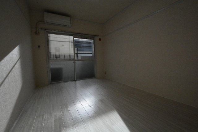 居室・リビング　床色が明るい色合いで綺麗です！