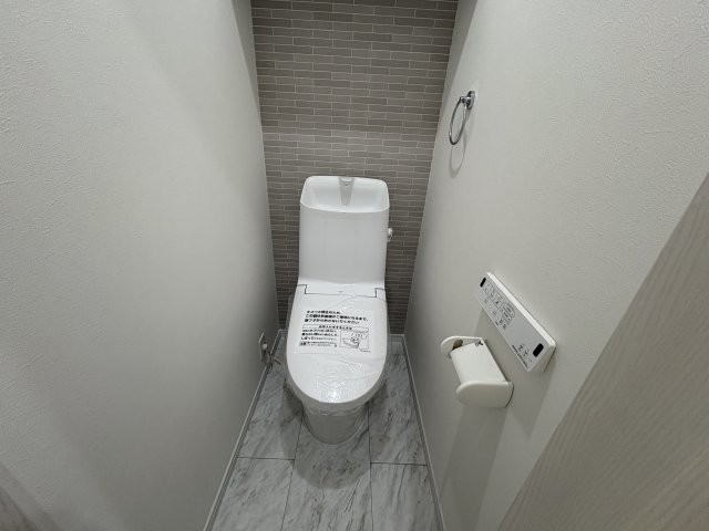 トイレ　温水洗浄便座付きのトイレです♪