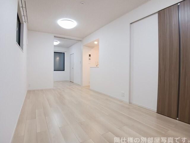 ＪＲ山陽本線 明石駅 バス乗車時間：30分 最寄りバス停で下車 徒歩3分 2階建 新築の居間写真