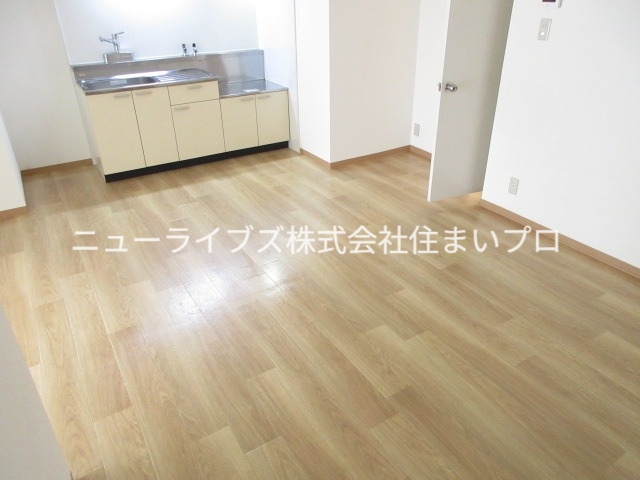 丸信リバーサイドコーポ2の居間写真