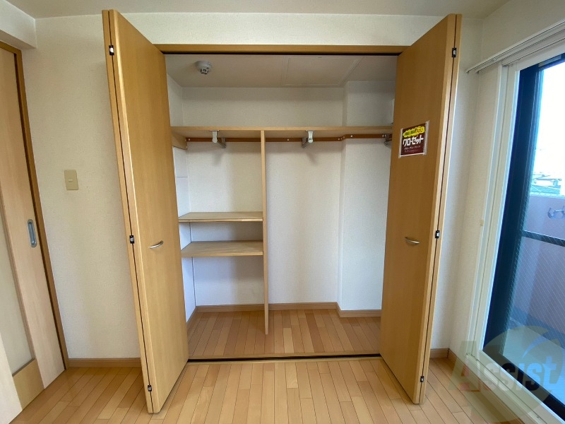 収納　こちらの収納にはハンガーをかけて服もしまえますね。