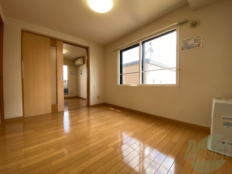 居室・リビング　木目のフローリングは落ち着きのある印象のお部屋になりますね。