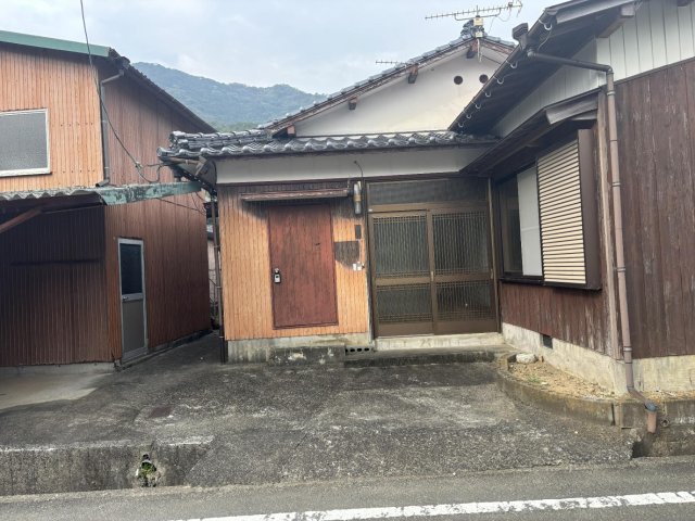 愛媛県西予市三瓶町垣生戸建